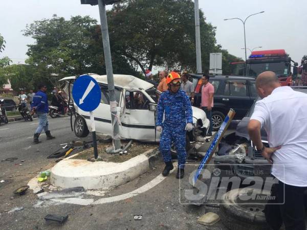 Keadaan kemalangan melibatkan enam buah kenderaan di hadapan Stesen Minyak Petronas PKNK, Jalan Tun Razak pagi tadi.