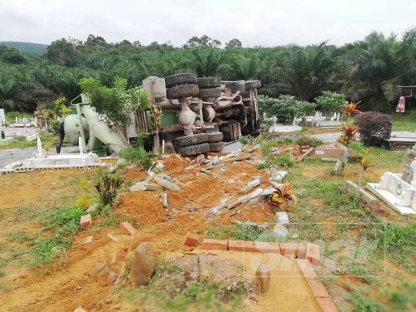 Keadaan kubur Tanah Perkuburan Felda Tenggaroh 2 yang mengalami kerosakan selepas lori simen terbalik.