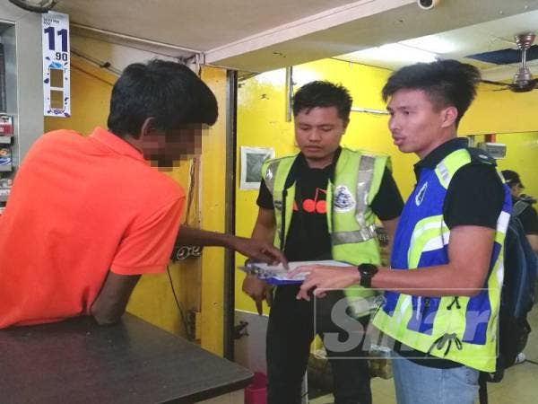 Pekerja kedai runcit yang mengaku baharu bekerja dua bulan di situ ditahan bagi membantu siasatan.