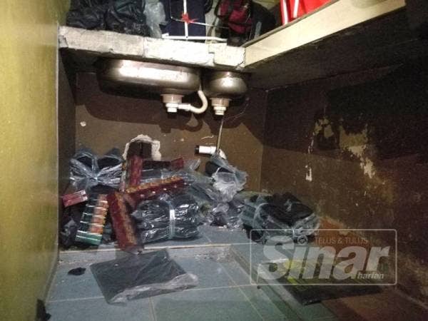 Lubang tikus yang ditutupi dengan plastik hitam di bawah sinki di kedai runcit yang menghubungkan dengan bilik solat di kedai bundle.