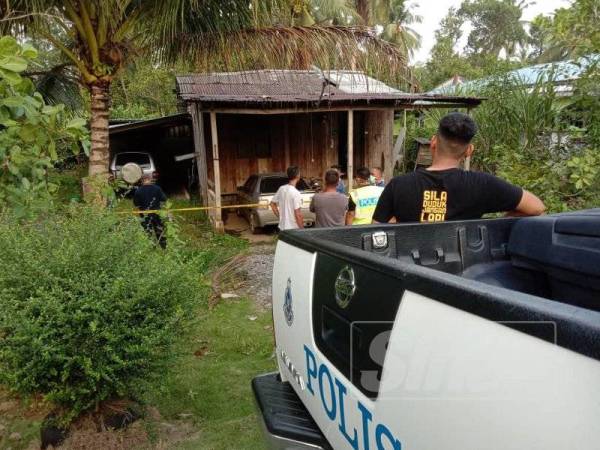 Satu mayat reput ditemui di sebuah rumah di Felda Chiku 2 di sini petang tadi.