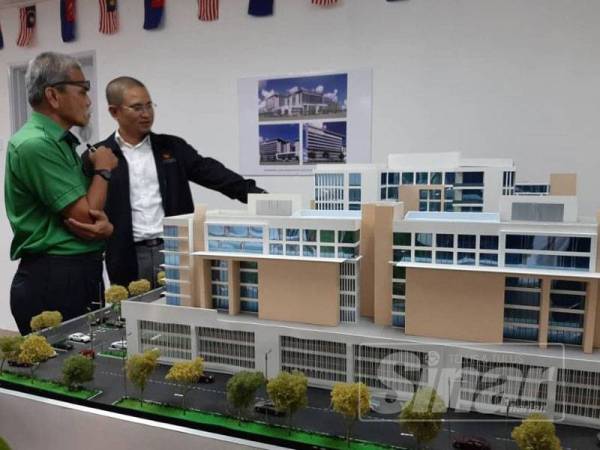 Pengerusi Eksekutif Kencana Healthcare Sdn Bhd, Datuk Ahmad Raziff Abu Bakar menunjukkan replika pembangunan hospital pakar dan hotel yang akan dibina di atas tanah wakaf milik MAINJ kepada Pengurus Besar PIJ, Abdul Rashid A Rahman.