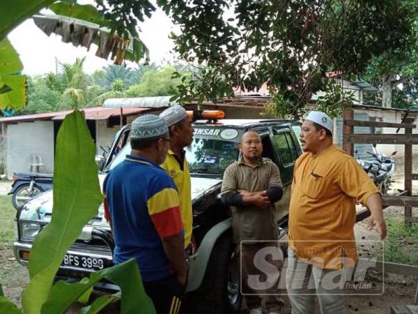 Mansor (kanan) bersama Skuad Al Ansar dalam operasi berkenaan semalam.