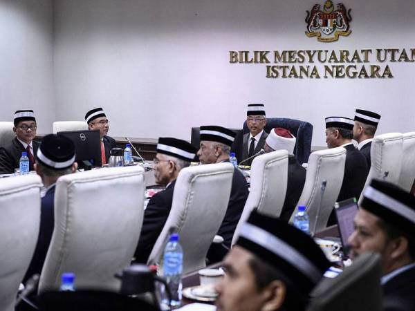 Yang di-Pertuan Agong Al-Sultan Abdullah Ri' ayatuddin Al-Mustafa Billah Shah berkenan mengadakan perjumpaan bersama mufti dan pengarah Jabatan Agama Islam negeri-negeri di Bilik Mesyuarat Utama, Istana Negara hari ini. - Foto Bernama