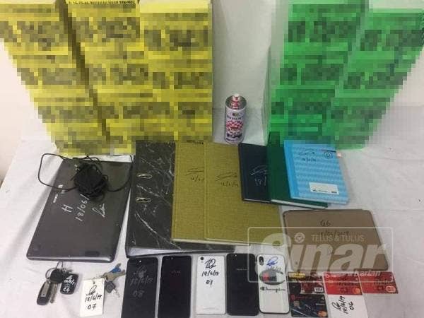 Pelbagai barangan yang dirampas.