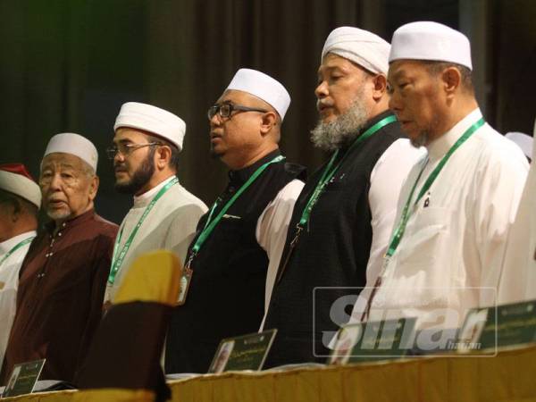 Perwakilan yang hadir membaca risalah yang diedarkan dalam majlis berkenaan. FOTO SINAR HARIAN /ASRIL ASWANDI SHUKOR.