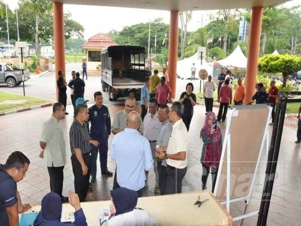 Proses lelong lembu yang diadakan di pekarangan MPM hari ini.