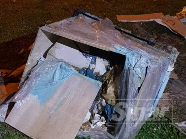 Kotak kayu yang menyimpan mayat wanita berkenaan.