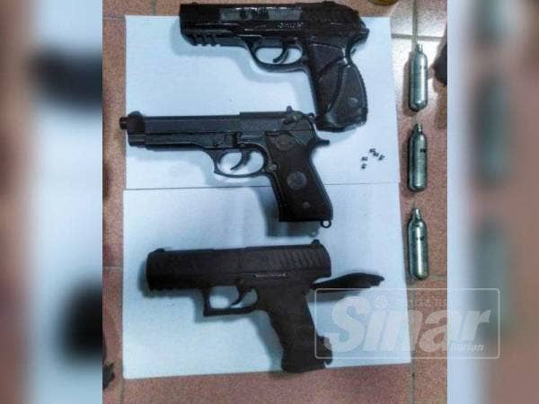 Pistol angin bersama tiga balang kecil gas CO2 yang dirampas dari rumah suspek.