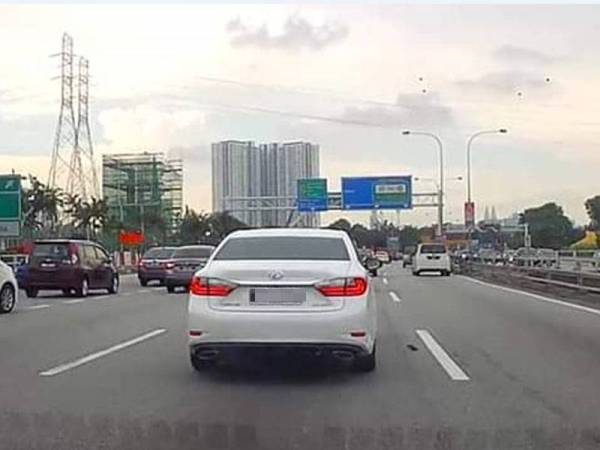 Kereta yang dipercayai melanggar mangsa.