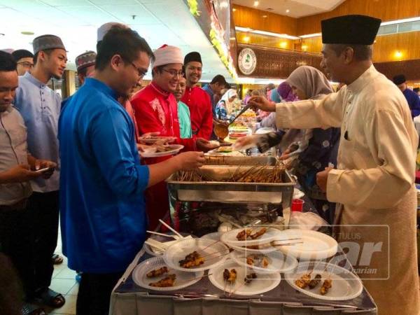 Nik Mohd Azlan menyambut tetamu yang hadir di Majlis Jalinan Ukhwah Aidilfitri Bersama Maik di Kompleks Islam Lundang hari ini.