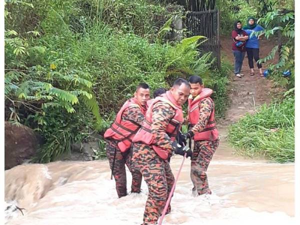 Pasukan penyelamat bertungkus lumus menyelamatkan mangsa yang terperangkap dalam kejadian itu di Air Terjun Serendah petang tadi.