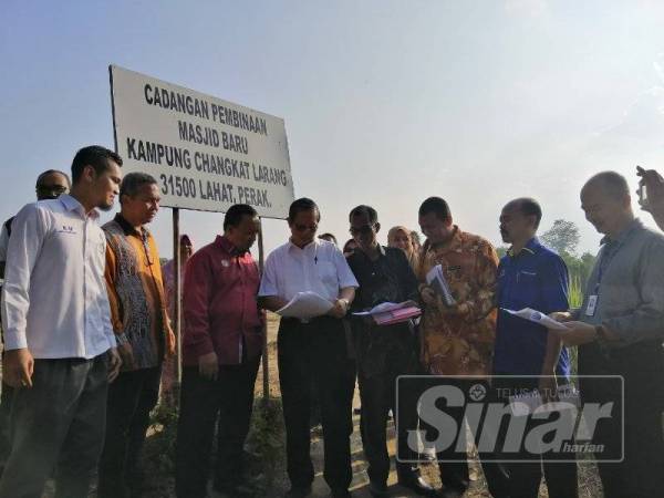 Mohammad Nizar (empat dari kiri) bersama kakitangan jabatan dan agensi kerajaan melihat pelan tapak masjid baharu Kampung Changkat Larang.
