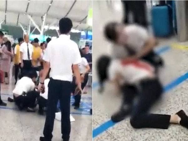 Mangsa yang berlumuran darah dibantu rakannya.