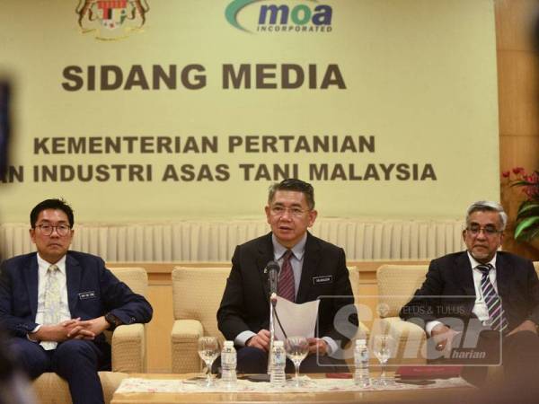 Salahuddin bersalam dan mengucapkan tahniah kepada Abdul Malik. - FOTO SHARIFUDIN ABDUL RAHIM