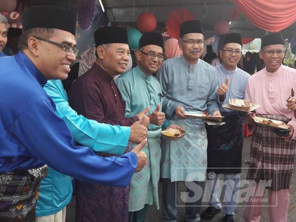 Wahid (empat dari kiri) bersama makanan yang diambil menggunakan bekas makanan mesra alam.