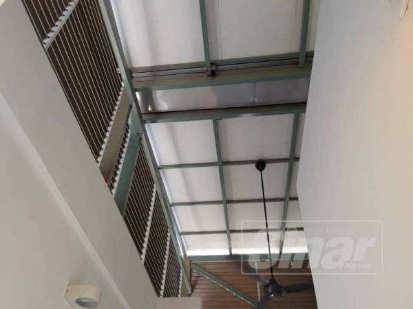 Saluran khas di atas bumbung disediakan bagi menadah air hujan untuk kegunaan mengepam sisa najis dan buangan.