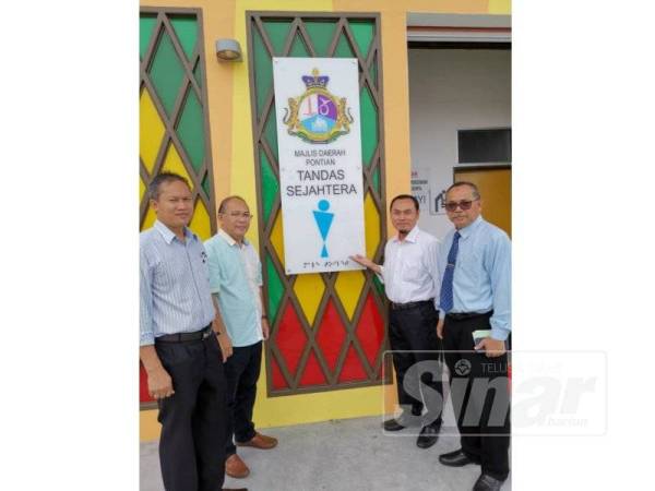 Muniri (dua dari kanan) di hadapan Tandas Sejahtera yang mula dibuka pada 15 Jun lalu.