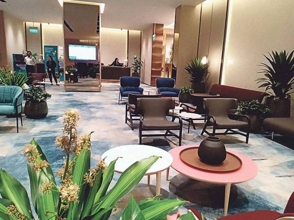 Changi Lounge khusus untuk penumpang kapal persiaran yang membeli pakej ditawarkan ejen pelancongan boleh memuatkan 150 orang pada satu-satu masa.