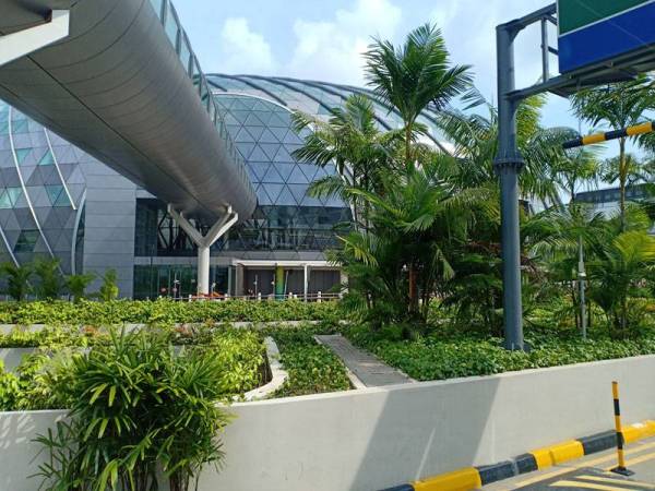 Jewel dihubungkan ke dewan ketibaan Terminal 1 dan ke Terminal 2 serta 3 melalui jambatan pejalan kaki berhawa dingin yang dilengkapi travelator.