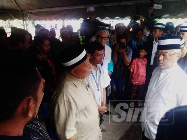 Baginda mendengar sesuatu daripada mangsa ribut ketika mengadakan lawatan di sini hari ini.