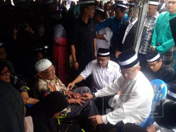 Baginda mendengar pengalaman diceritakan mangsa ribut di Kampung Haji Ali, Mat Yaacob, 96, ketika lawatan di kampung itu, hari ini.