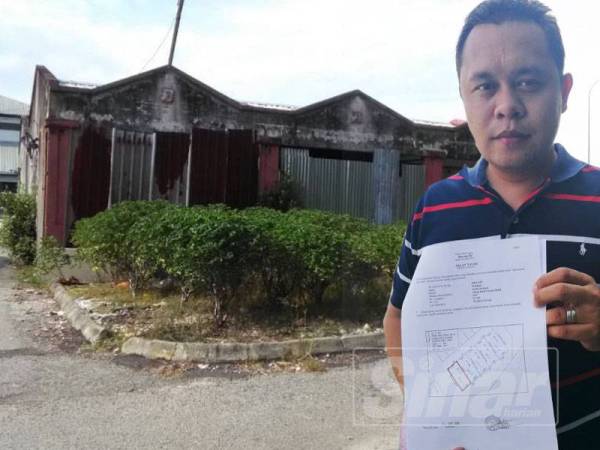 Deretan lot kedai yang didakwa menjadi port asrama PATI dan stor simpanan. Gambar kanan: Hasbi Yullah menunjukkan geran dan pelan tapak kedai terbabit.