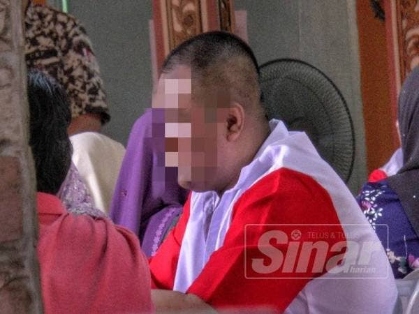 Salah seorang banduan akhir kelihatan tenang ketika diberi peluang berjumpa keluarganya.