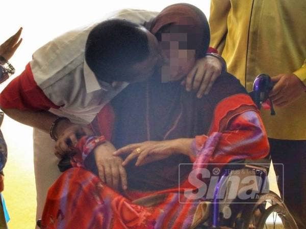 Salah seorang banduan akhir mencium ibunya sebelum Majlis Jalinan Kasih Hari Raya Aidilfitri tamat.