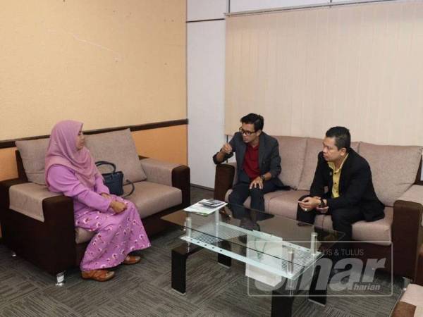 Ahmad Hambali (tengah) berbual dengan salah seorang usahawan LZNK di Menara Zakat, di sini, baru-baru ini.