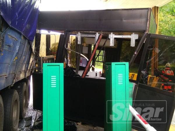 Keadaan pondok tol yang bergesel dengan bahagian tengah treler berkenaan.