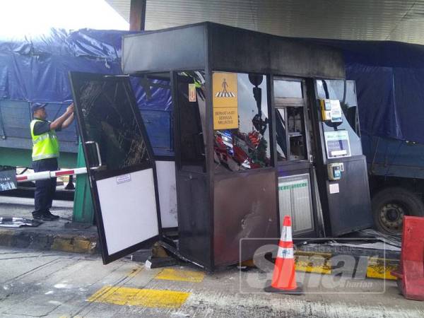 Salah sebuah pondok tol di Plaza Tol Ayer Keroh yang bergesel dengan treler membawa sel sawit hingga menyebabkan seorang pekerja tol wanita tersepit.