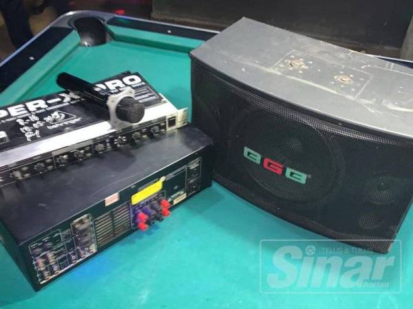 Sebahagian peralatan audio yang dirampas dalam serbuan di sebuah pub di Jalan Kuchai Lama, Kuala Lumpur, malam tadi.
