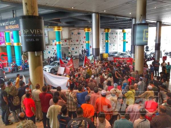 Kira-kira 150 yang terdiri daripada ahli kariah Masjid Jamek Sungai Nibong Besar dan NGO Islam Pulau Pinang mengadakan bantahan aman di pekarangan Komtar tadi.