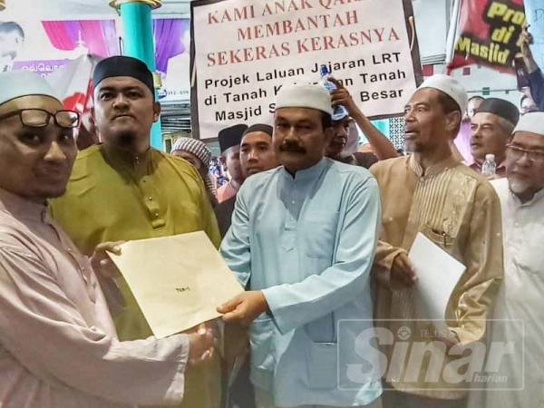 Wakil ahli kariah Masjid Jamek Sungai Nibong Besar menyerahkan memorandum kepada Roshdi.