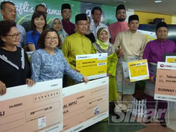 Noraini (tengah) bersama sebahagian penyumbang awal Tabung Amal MPSJ pada hari ini.