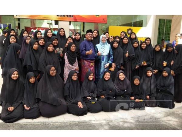 Mohd Fauzi turut meraikan pelajar dari Maahad Tahfiz dan Akademik Bakip, Meru Raya yang hadir ke majlis tersebut, hari ini.