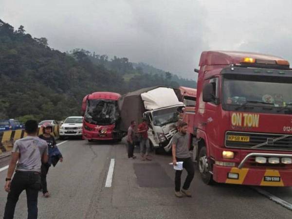 Empat buah kenderaan kemalangan di Lebuhraya Karak