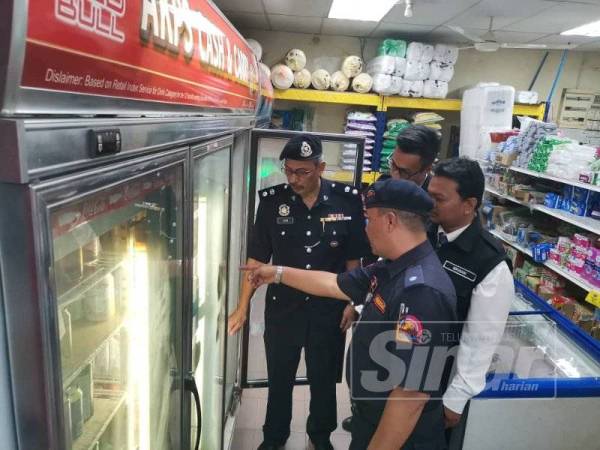 Aidi Sham (kiri) bersama agensi penguatkuasaan memeriksa premis terlibat petang tadi.