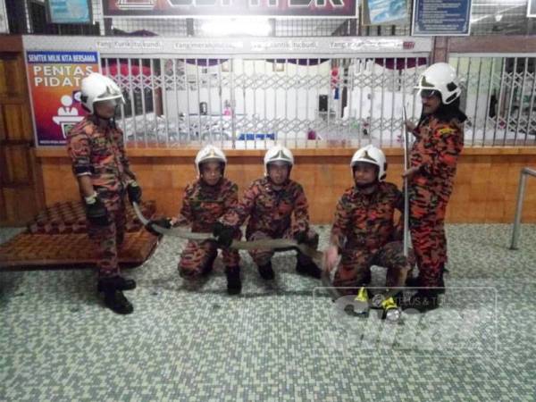 Tedung selar sepanjang 2.5 meter berjaya ditangkap anggota bomba Raub malam ini.