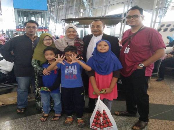 Gambar kenangan, Liza Hanim sekeluarga bersama arwah bapanya, Abd Halim Abd Razak