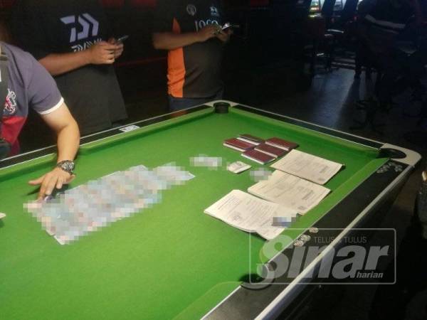 
Polis menjalankan pemeriksaan dokumen pengunjung dalam serbuan di sebuah pusat hiburan di USJ21, Subang Jaya, malam tadi.