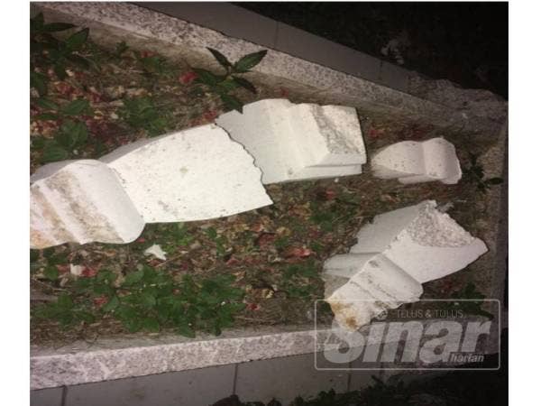 Batu nisan yang dipecahkan.