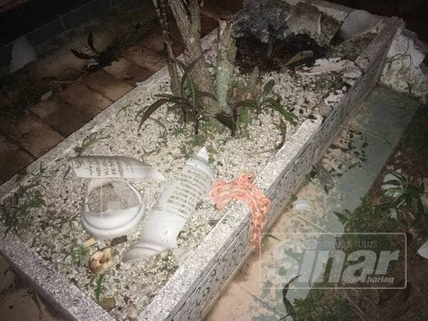 Salah satu kubur yang dibakar di atasnya.