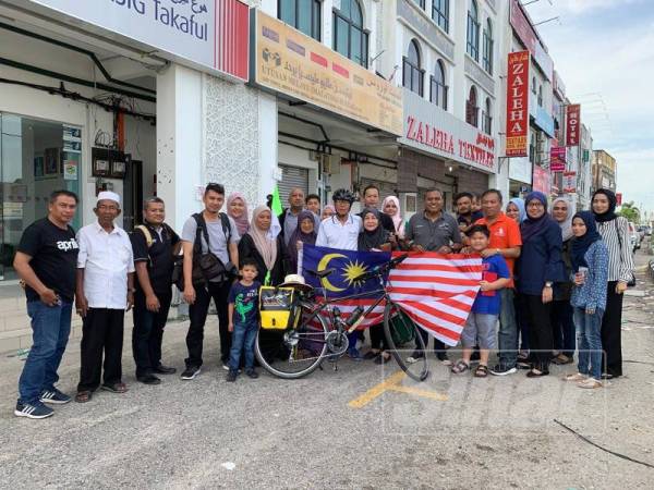 Pak Wan (tengah) bergambar kenangan bersama keluarga dan ahli Kemudi yang turut hadir semasa pelepasan beliau.