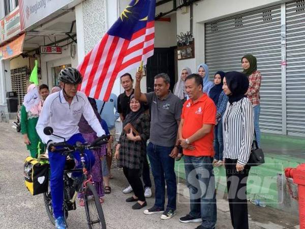 Azran (tiga,kanan) membuat pelepasan di hadapan Pejabat Utusan Malaysia, di sini. Turut hadir, Ketua Biro Bernama, Zabidi Ishar (dua, kanan).