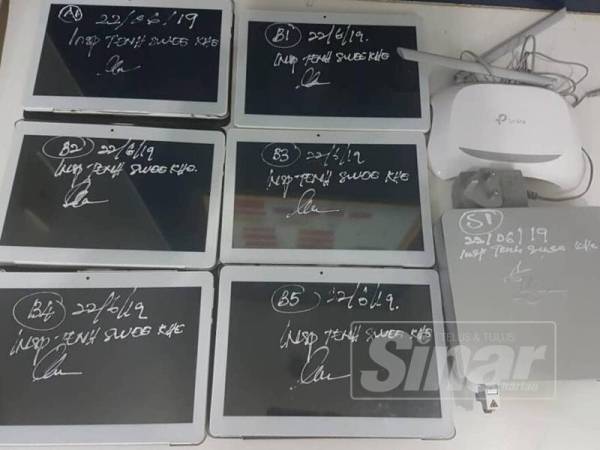 Sebahagian barang yang dirampas dalam serbuan di sebuah premis judi online di Jalan Alor, Kuala Lumpur, awal pagi tadi.