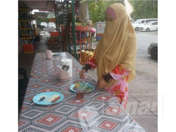 Walaupun masih terkejut dengan kejadian diserang lelaki semalam, Nur Anis tetap berniaga seperti biasa hari ini.