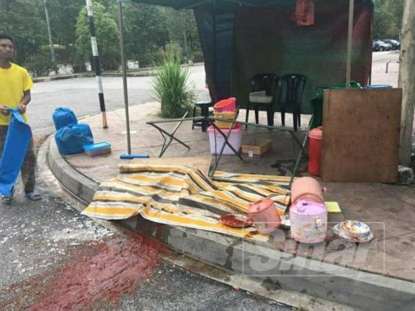 Keadaan selepas gerai tempat Nur Anis berniaga diserang seorang lelaki pagi semalam.