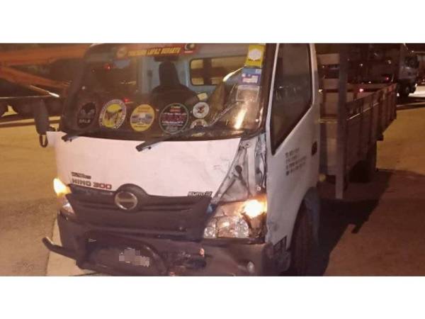 Keadaan lori rosak di bahagian hadapan akibat dirempuh bas yang menggelongsor.